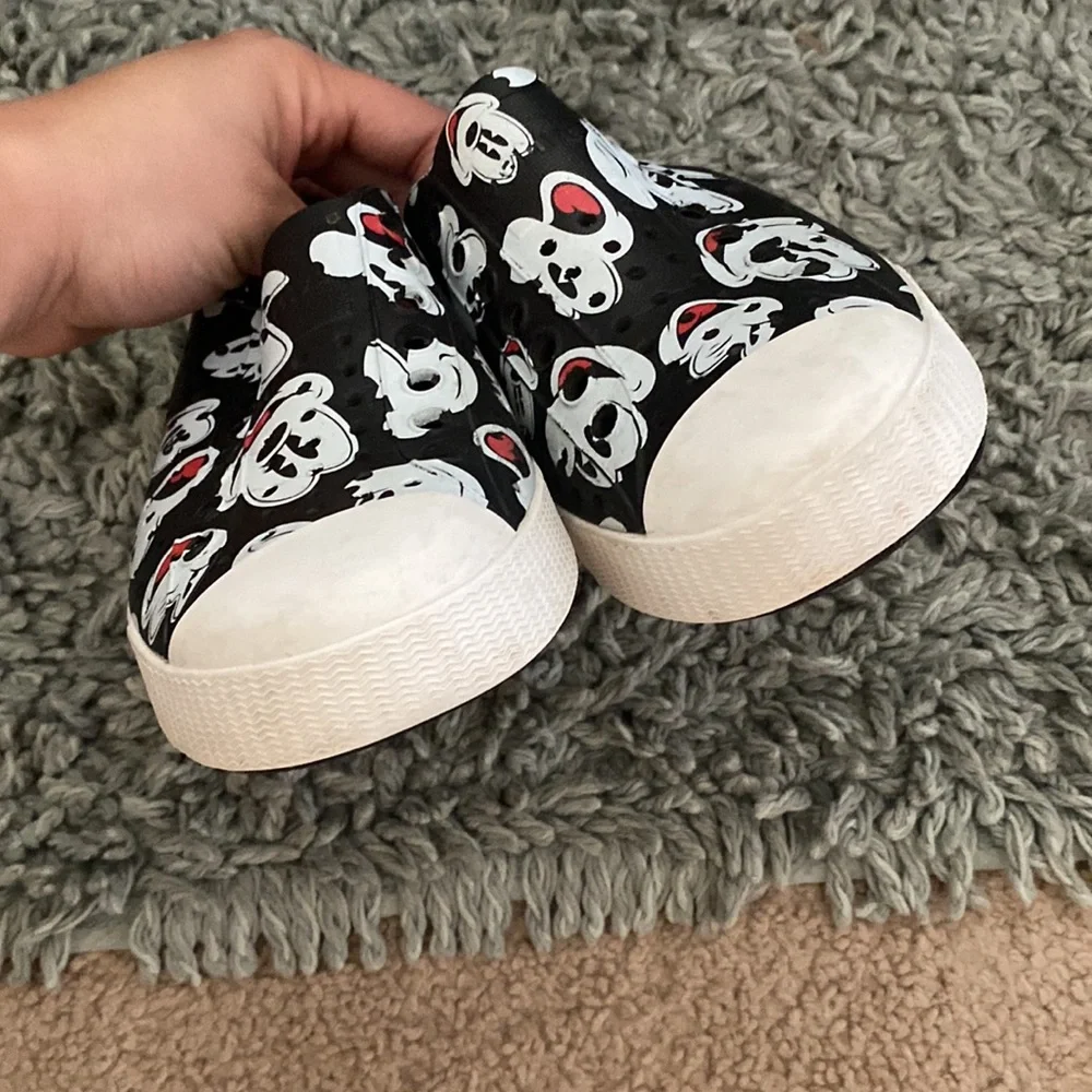 🤍🖤Native Mickey Disney slip on 🖤🤍size 3